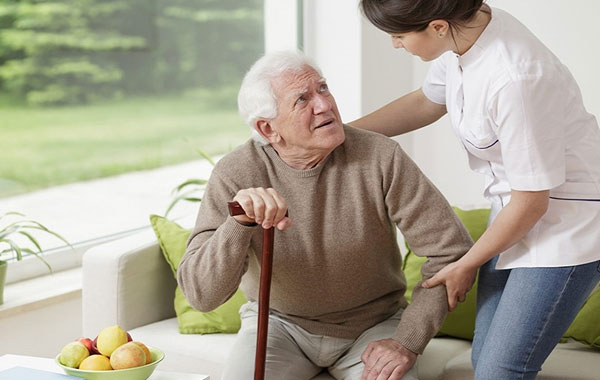 Ở giai đoạn muộn, người mắc hội chứng Parkinson cần sự hỗ trợ rất lớn từ người thân